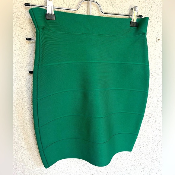 EUC BCBG 'Simone' Bandage Mini Skirt small emerald green perfect for holidays - Picture 4 of 6